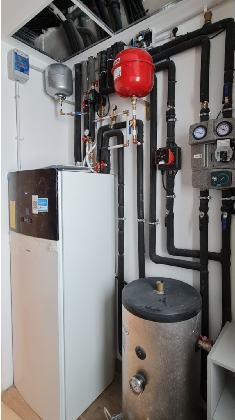 Unidad interior Daikin Altherma con depósito de inercia y circuito hidráulico completo.