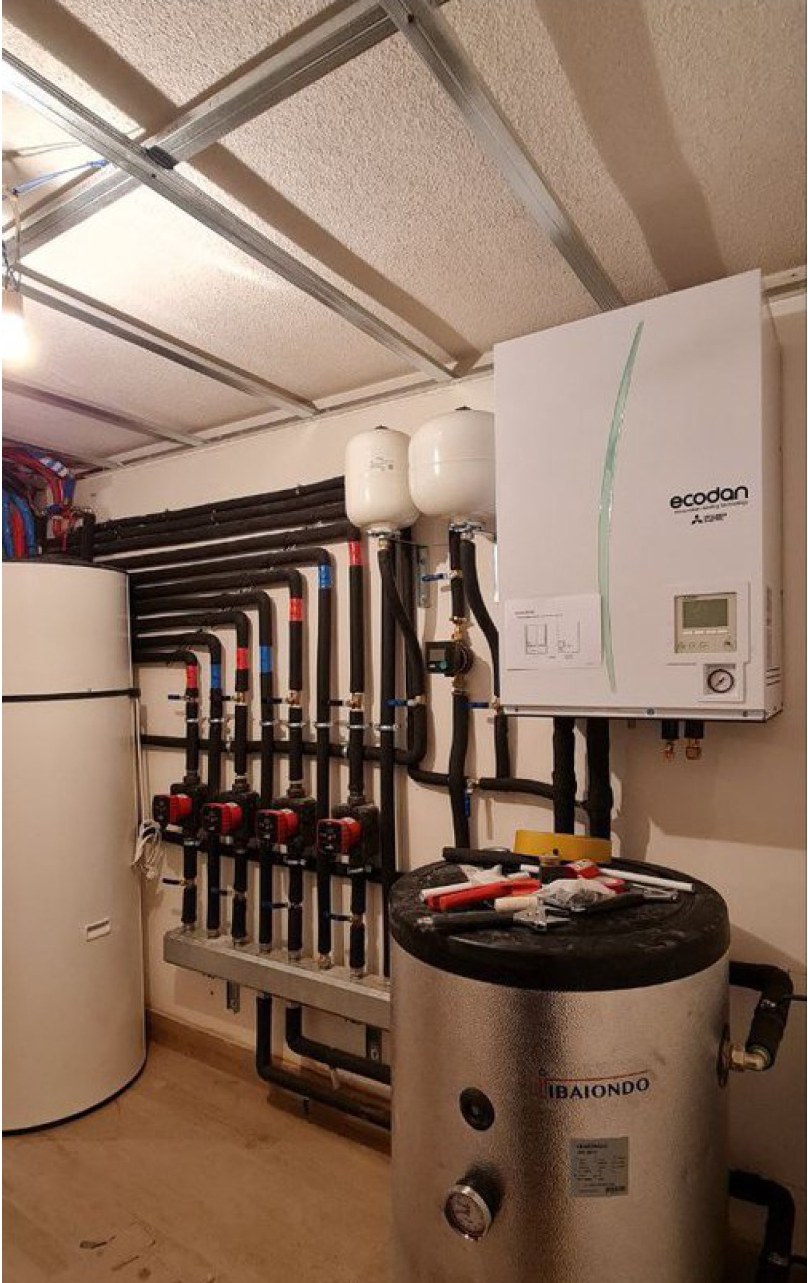 Sala técnica con bomba de calor Ecodan de Mitsubishi Electric, colector de circuitos y acumulador Ibaiondo.