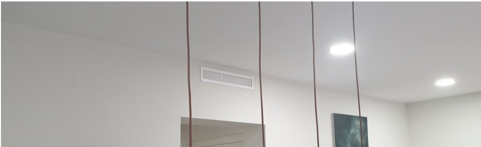 Difusor lineal de impulsión integrado en el falso techo de una vivienda.